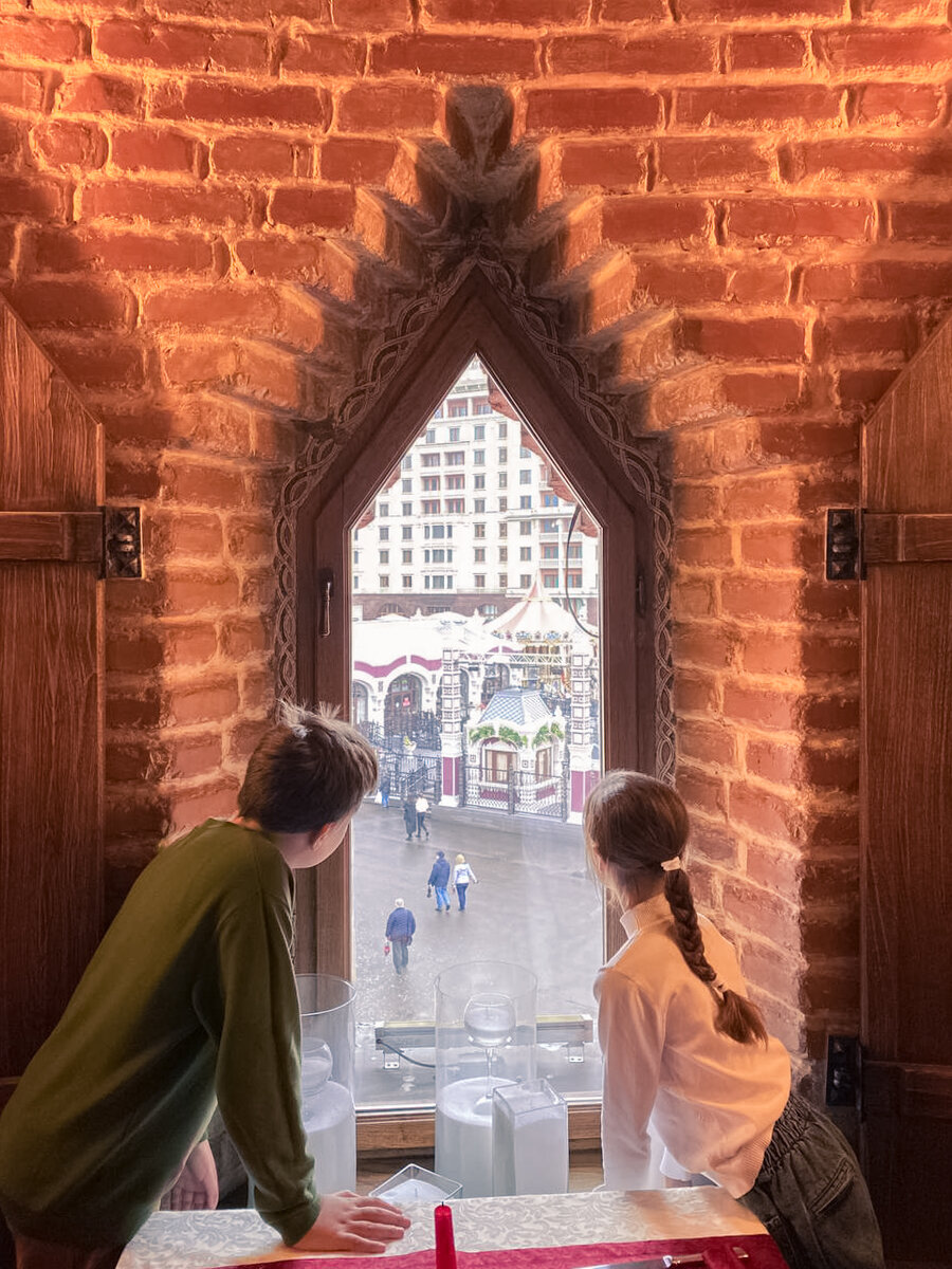 Окно в будущее. 
Георгий Абрамов, Эвелина Лосева. Манежная площадь. Фото: Ирина Лосева.
