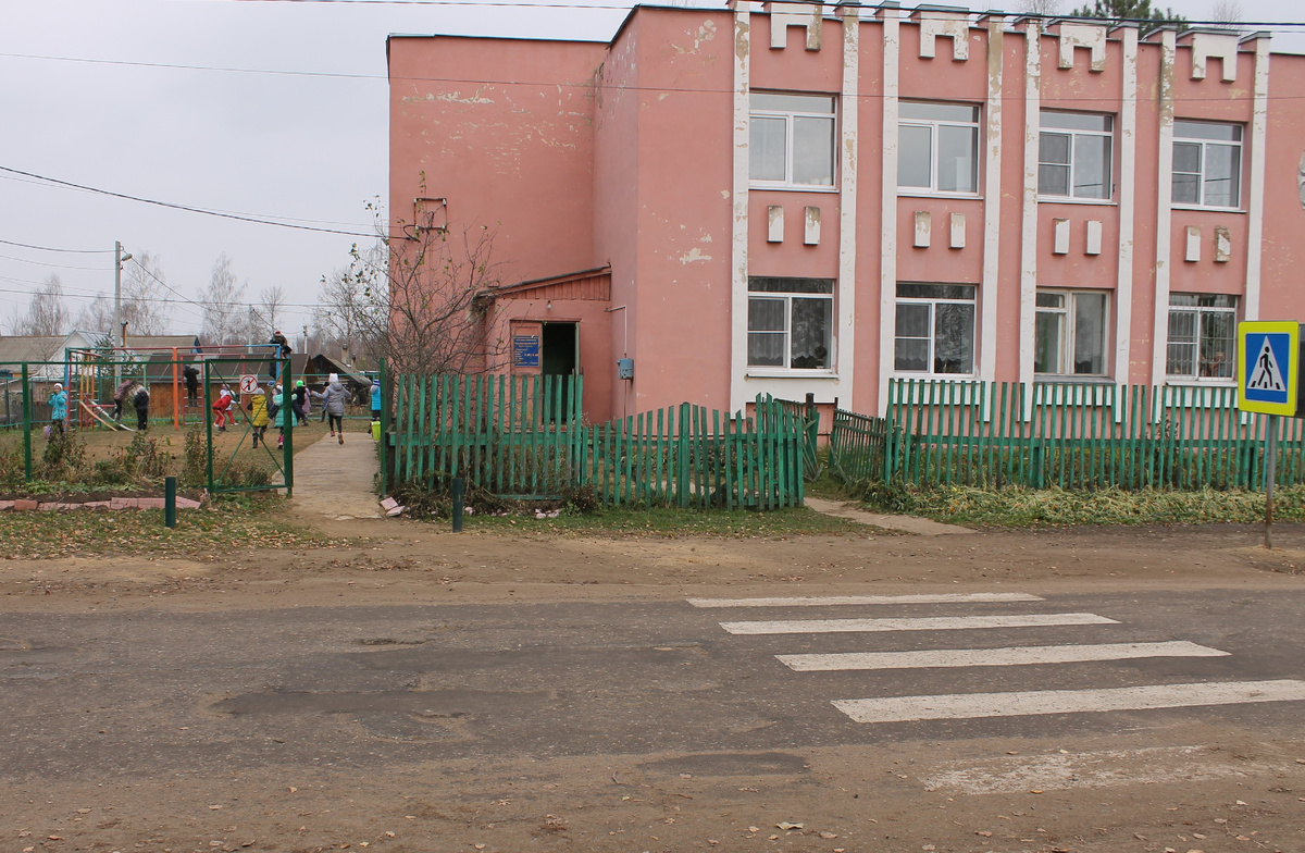 Начальная школа в селе Петрилово. В том же здании находится местный ФАП.
