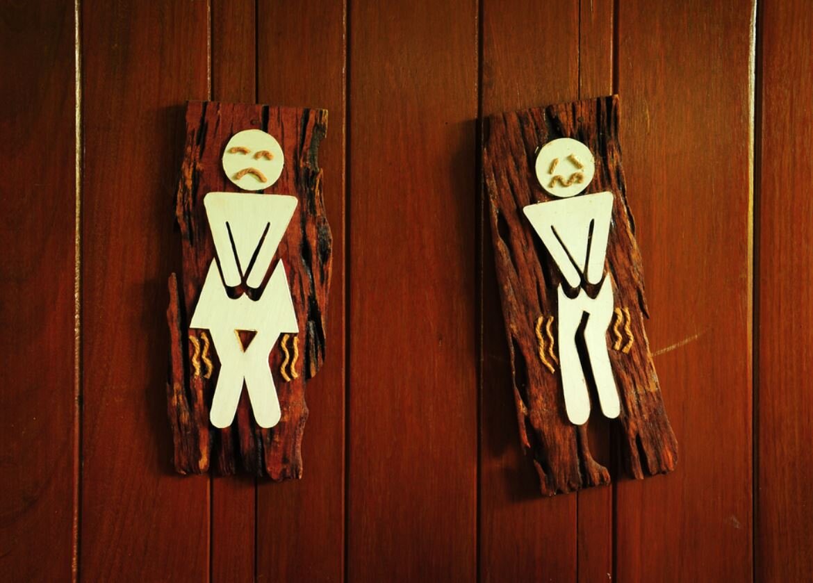 День похода в туалет. Креативные картинки в туалет. Фото табличек на туалетах в США. Символ мужчины и женщины.
