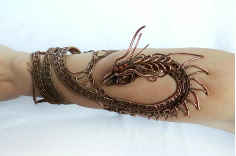 она в одно мгновение изменилась, превратившись в дракона, оплела мою руку.