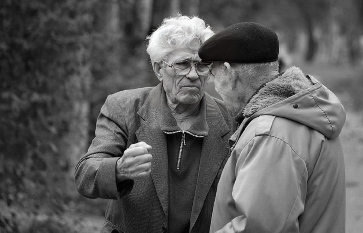 Мужчина друг в возрасте. Старик. Старики беседуют. Старик ругается. Два старика.