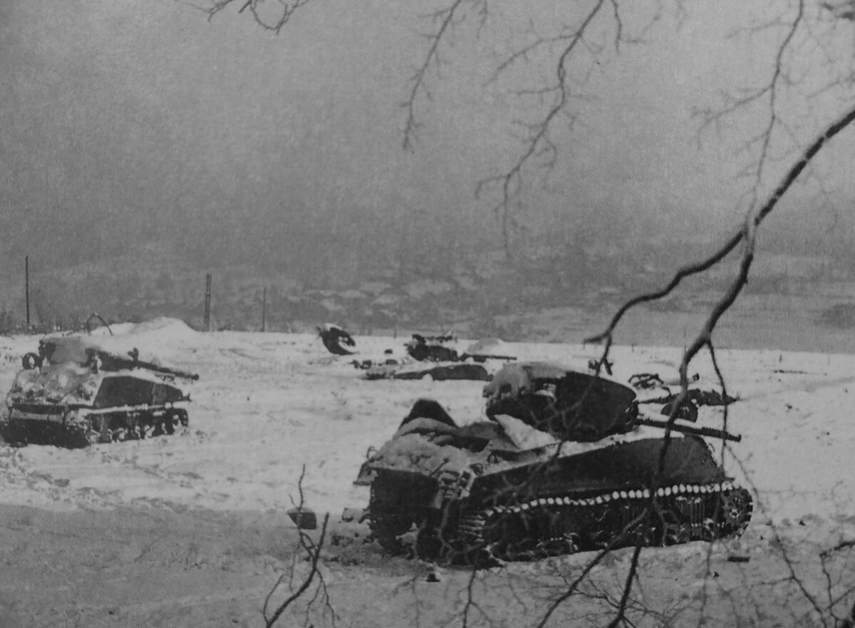 Потери танков во второй. Арденнская операция 1944. Танк м4 Шерман в Арденнах. Шерманы в Арденнах.