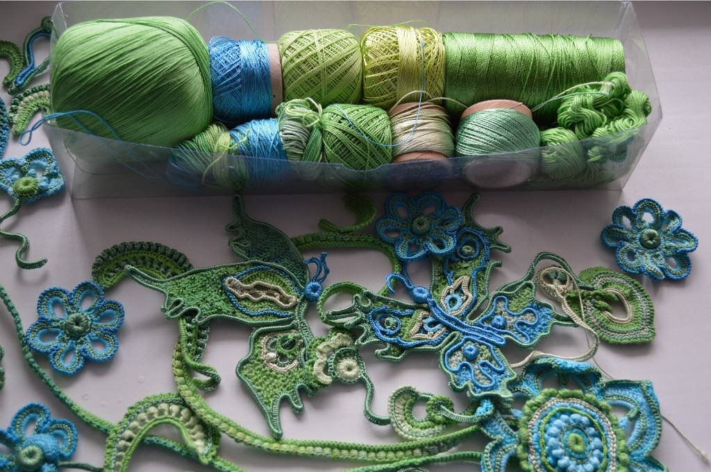 нитки для вязания крючком. красивое рукоделие вязание. пряжа в корзинке. крючок "цветок". рукоделие.