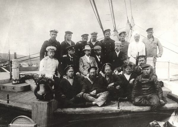 Участники полярной экспедиции на борту шхуны, 1901. Источник: журнал «Дилетант»