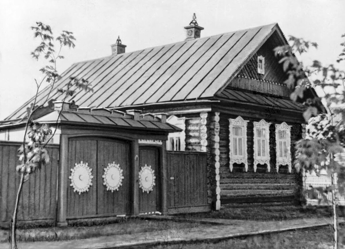 Деревне в прошлом. Старый деревянный деревенский дом с воротами. Русский деревянный домик. Марийский деревянный дом. Деревне-русский дом черно-белые.