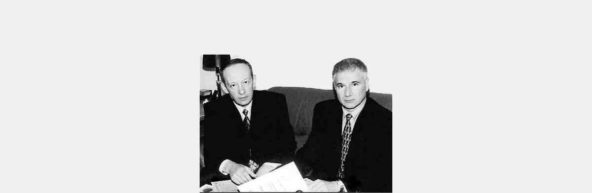 На фото слева Вячеслав Морозов, справа Владимир Хавинсон. Советские ученые работавшие над теорией пептидной регуляции клеточных систем и функций организма.