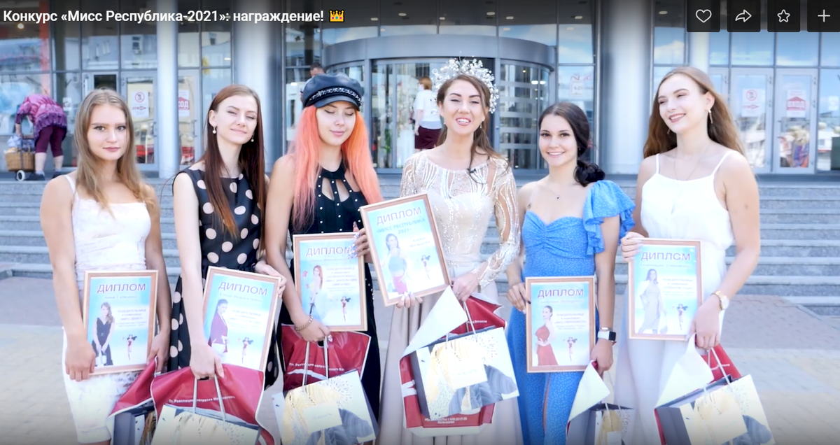 Галкина Анечка крайняя слева, участвует в конкурсе красоты ТЦ "Республика"