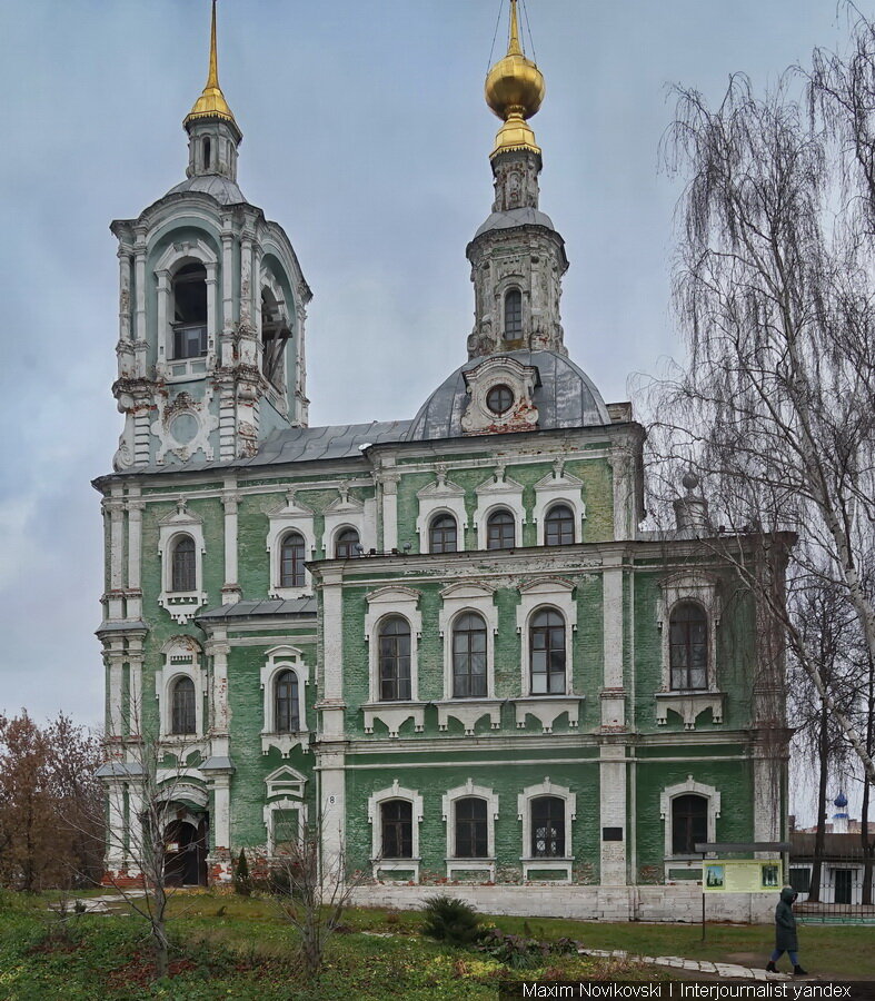 В городе со странным названием "Владимир" есть одна значимая для города церковь с высокой колокольней, которая в Советское время являлась - смотровой башней города Владимира.-2