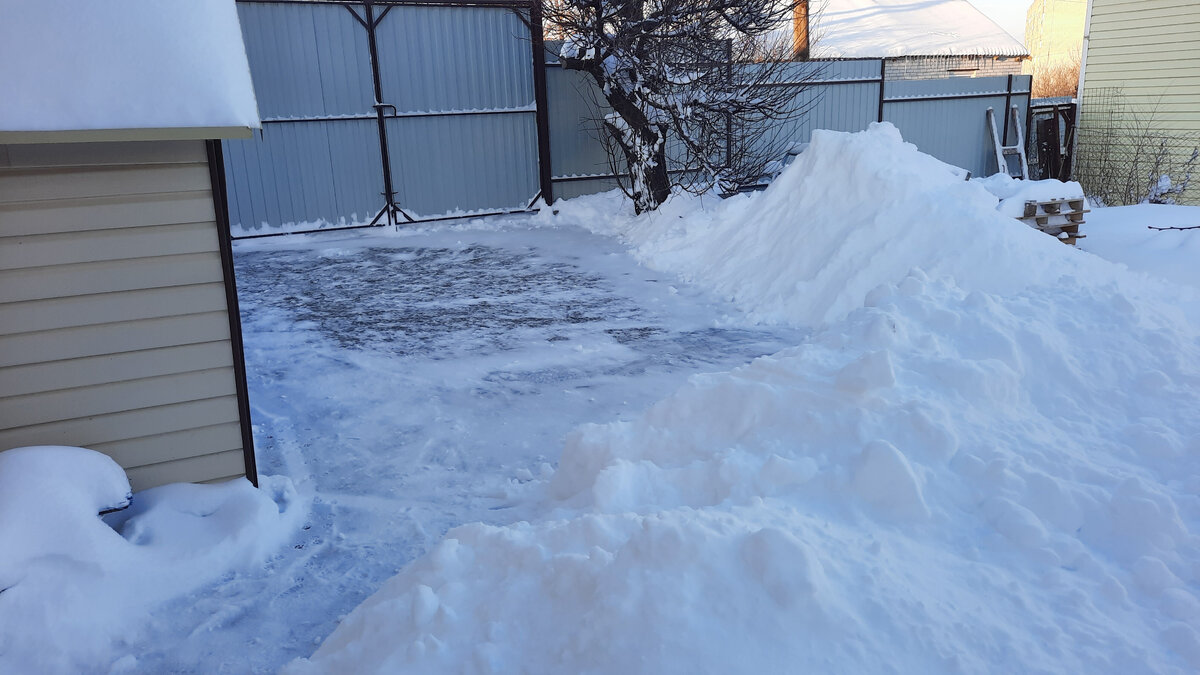 Зимой чистить снег не очень круто. Нужен навес, срочно)).