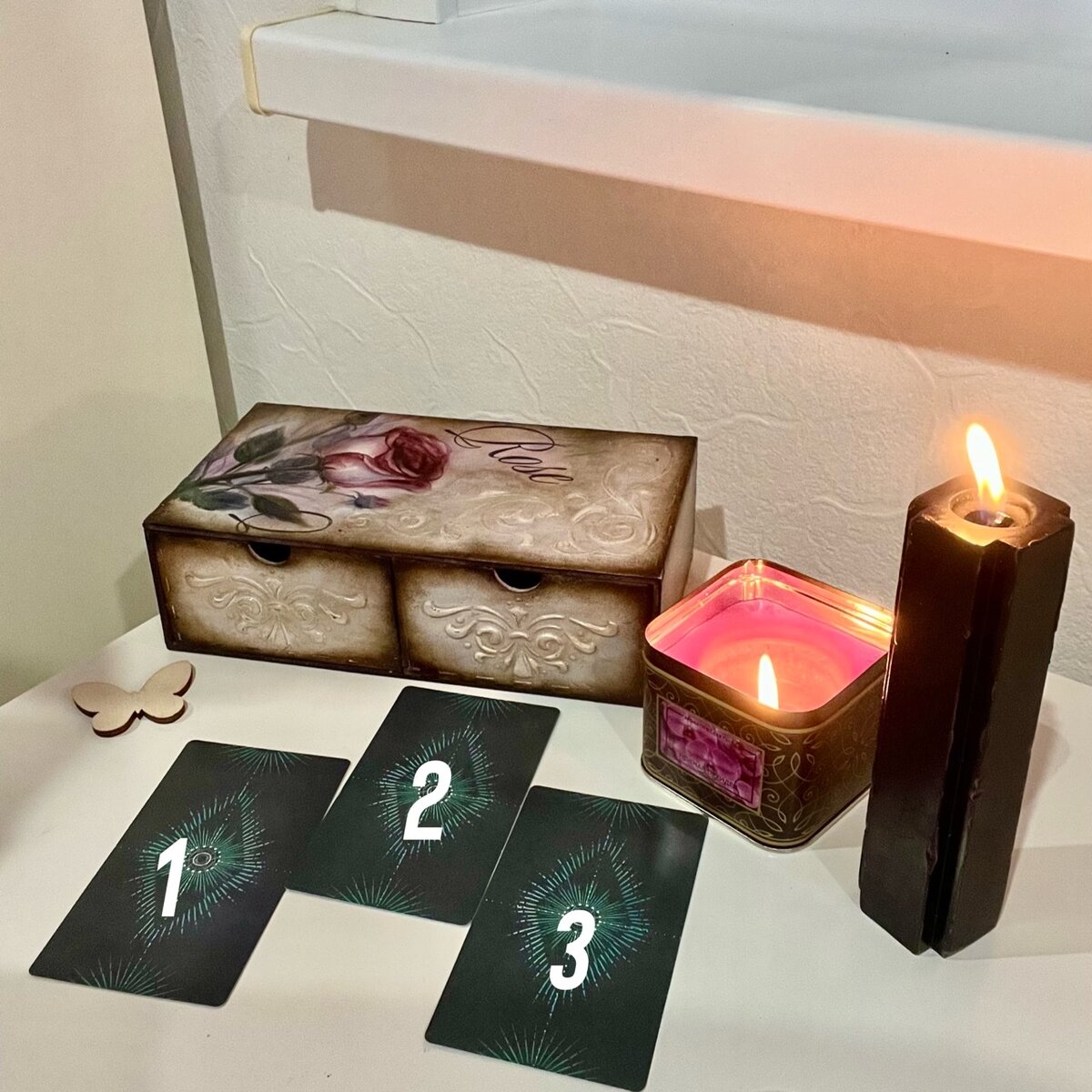 🔮Приветствую вас на своём канале ! Давайте приступим . Поднимите левую руку ладонью вниз над фото и сконцентрируйтесь на вопросе , подержите ладонь над каждой картой. Та , что «позовёт», та и ваша 🎴

