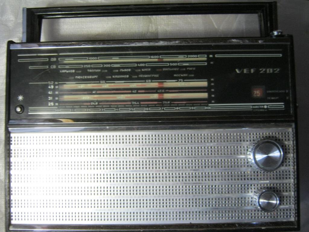 Радиоприемник ВЭФ-202 можно уверенно назвать советской винтажной аппаратурой. Иные называют его легендарным. Действительно, это был массовый радиоприемник, выпуск которого начался в 1971. Он пришел на смену столь же массово выпускаемого ВЭФ-201. Сравнительно дорогой, большой и тяжелый, он, тем не менее, был весьма популярен, из-за своих характеристик и качества изготовления.
