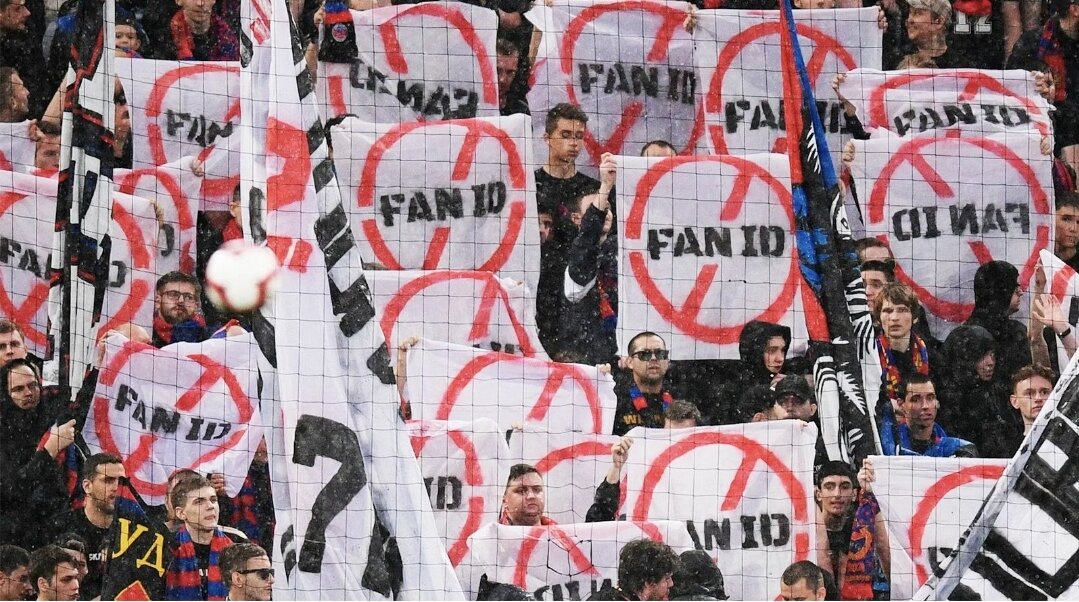 Фанаты против Fan ID. Фото sport24.ru