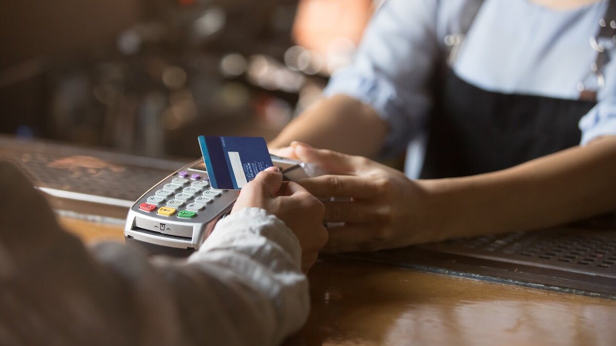 На первый взгляд кажется, что между потребительским кредитом и кредитной картой разницы нет. В обоих случаях требуется подать заявку в банк, дождаться одобрения, а потом платить без просрочек.