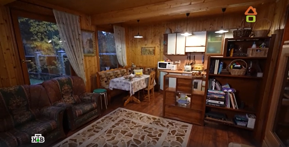 Желтая вагонка визуально уменьшает пространство, потолок давит и даже не чувствуется, что здесь 20 кв. метров. 