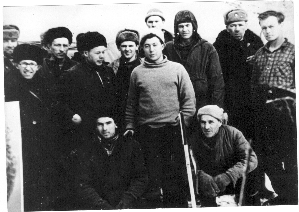 Чернышов второй справа, Иванов в очках слева. Из открытого доступа.