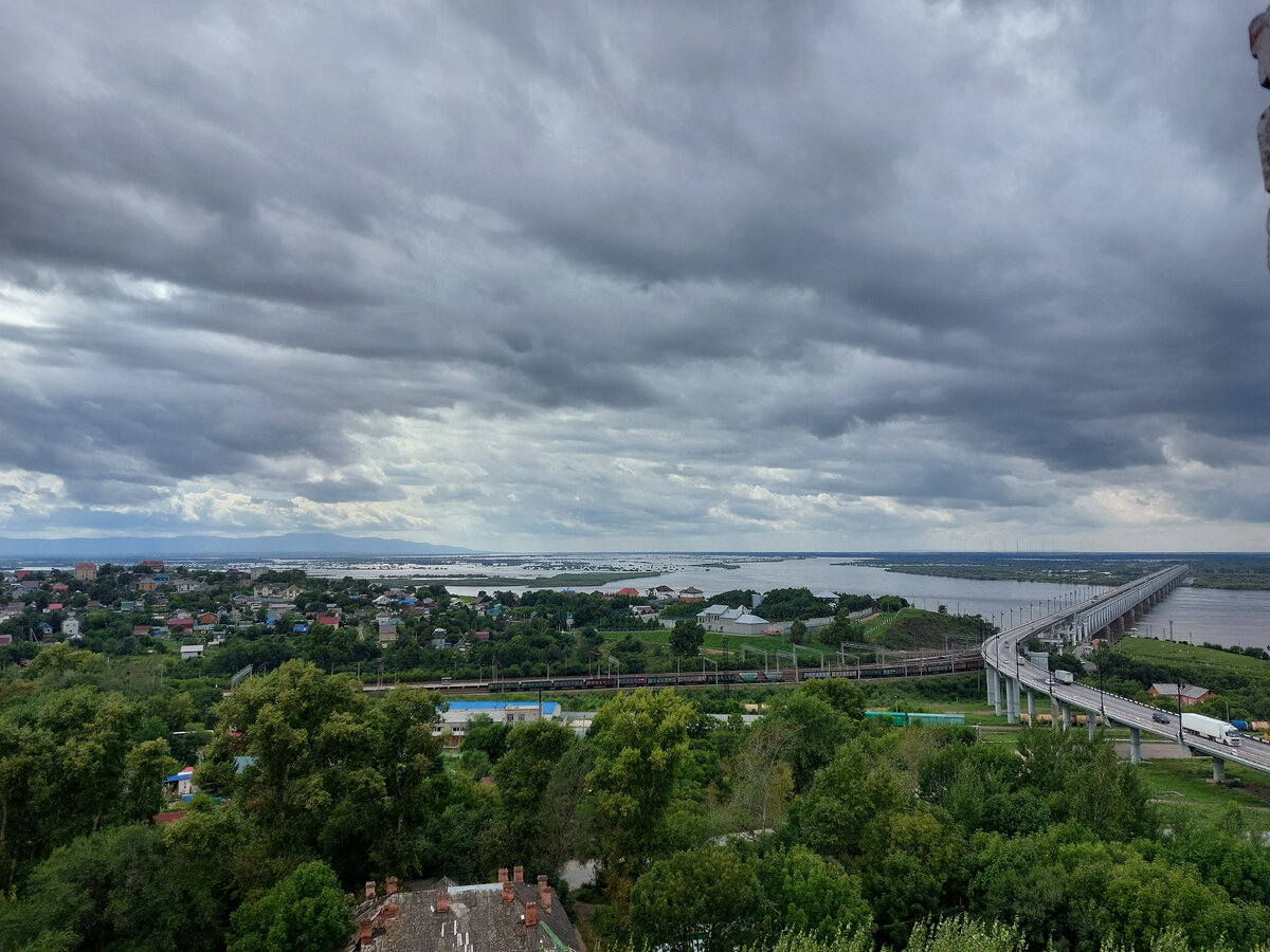 Вид на Амурский мост и Амур в Хабаровске.