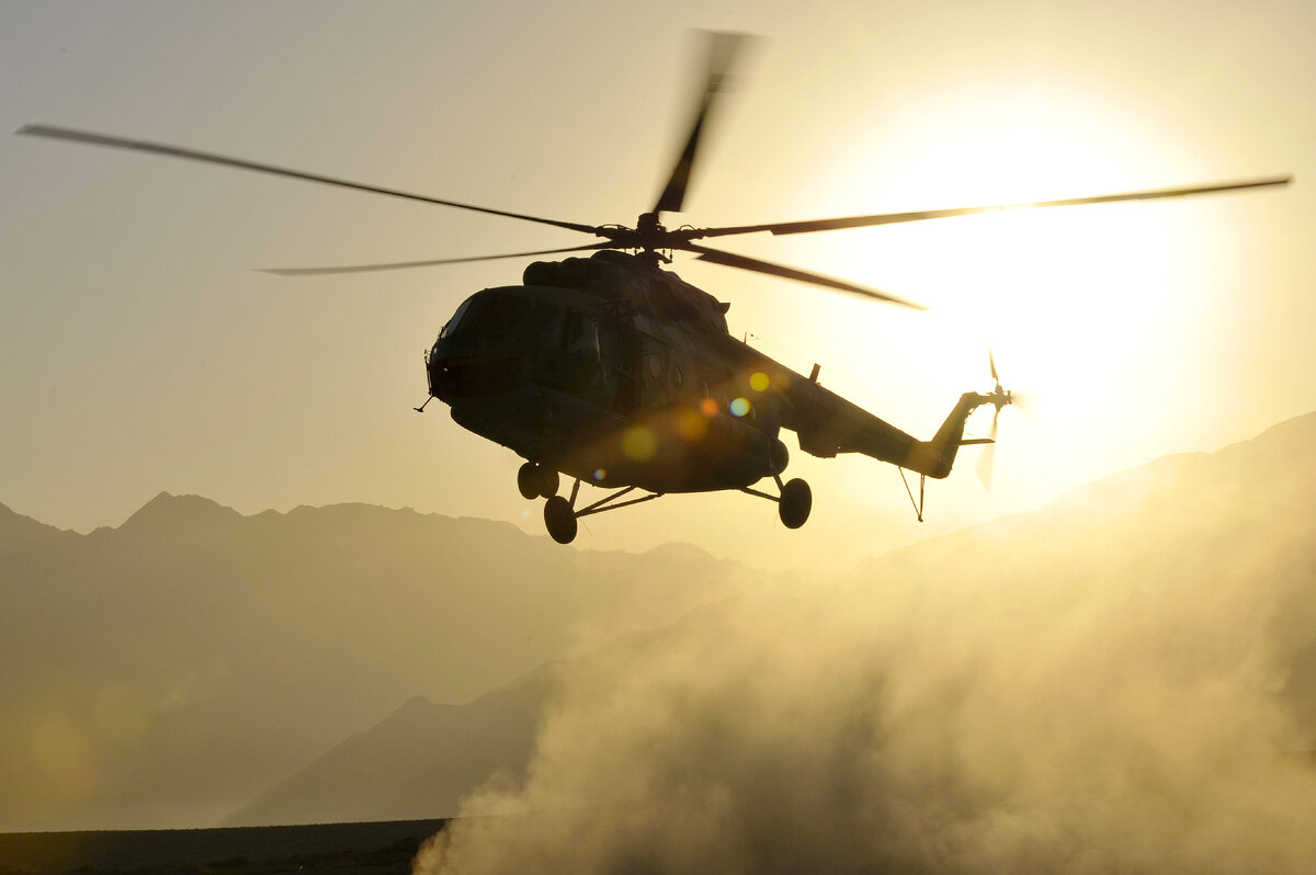 Военный вертолет ми8 в горах