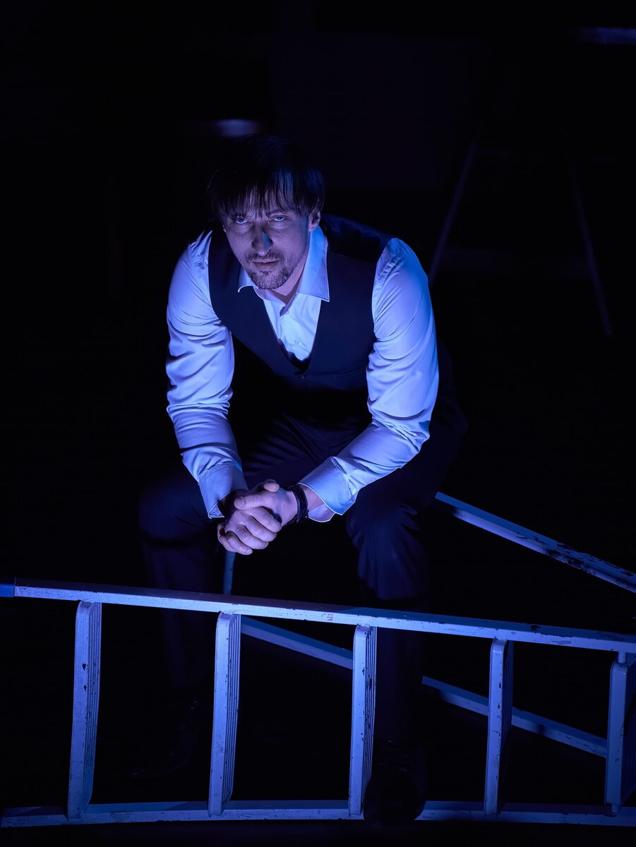 Иван Подольский в спектакле "Уличённая ласточка"