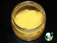     Теперь ложкой счистим мякоть с кожуры и измельчим ее в блендере с оливковым маслом.