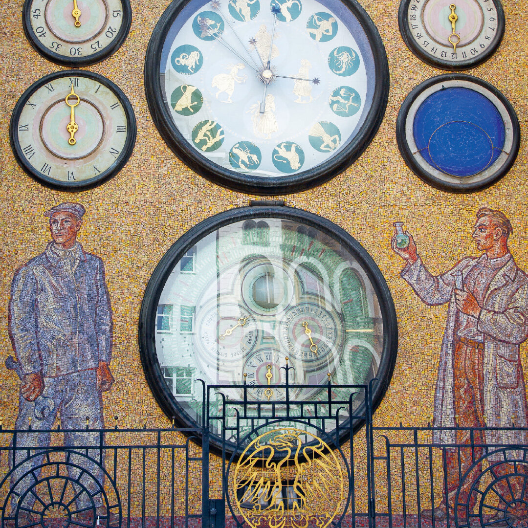 Куранты на здании Оломоуцкой ратуши (1947–1955). Художник Карел Сволинский. Иллюстрация из книги «Чешское время»