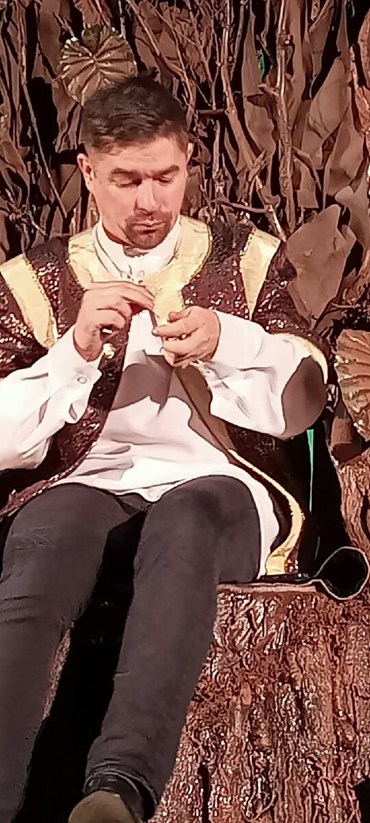 Кого Лёня сыграл - узнаете, когда посмотрите эту серию.