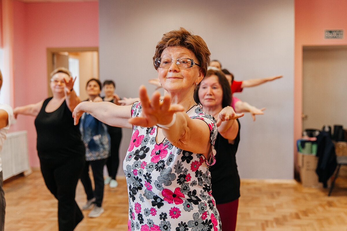 Московское долголетие 2024 год. Московское долголетие танцы. Занятия танцами для пенсионеров. Московское долголетие занятия. Танцевальная гимнастика для пожилых.