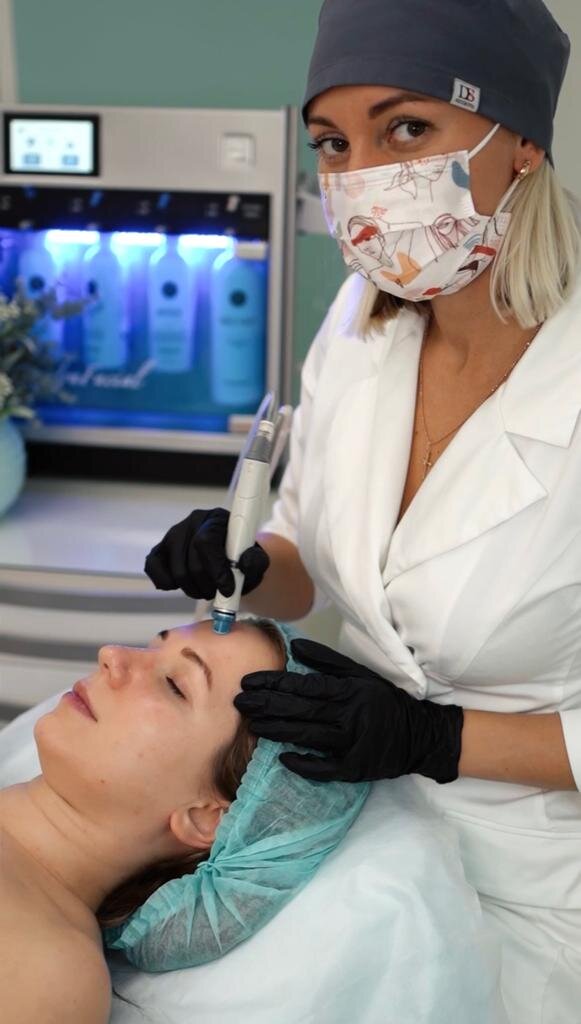 Всего одна процедура HydraFacial заметно улучшает внешний вид кожи. Полноценный курс дает еще более впечатляющие результаты.