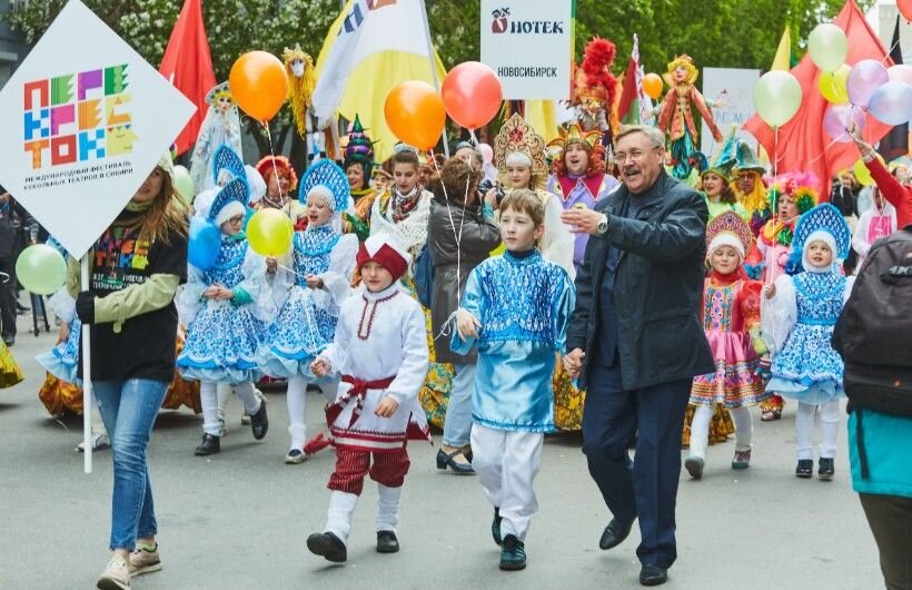 Шествие по улице Ленина. Первый Международный фестиваль театров кукол «Перекрёсток». Фото Валерия ПАНОВА