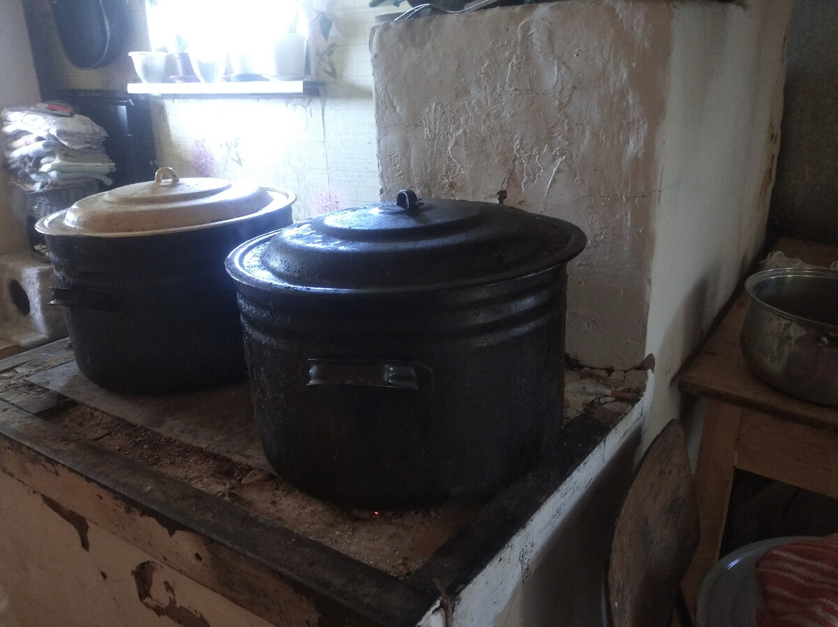 4 кастрюли(160 литров) мясного необходимо сварить на один день. 