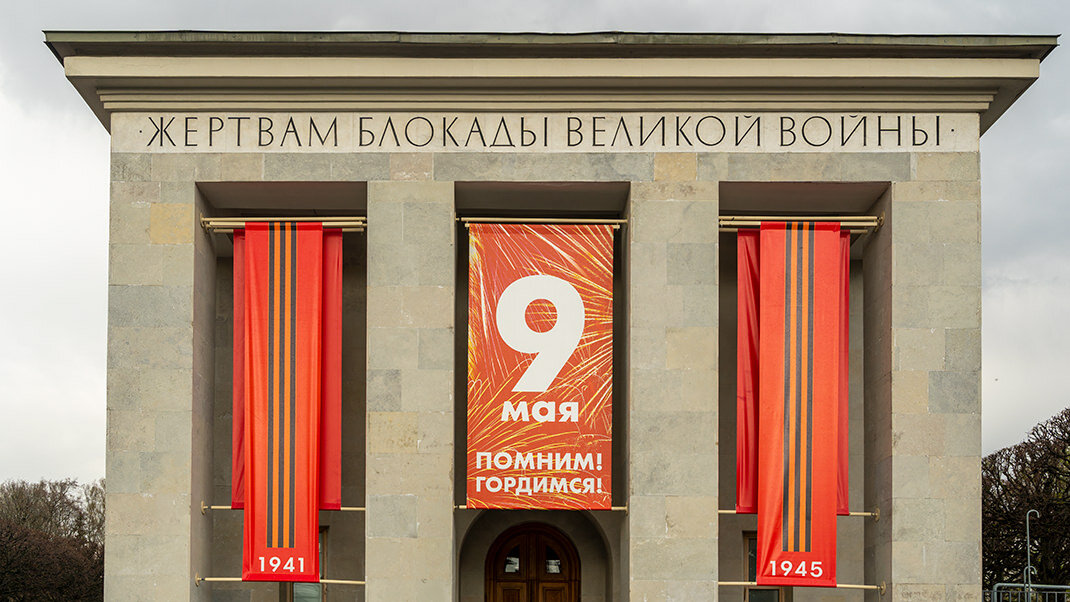 У входа в комплекс возвышаются павильоны-пропилеи