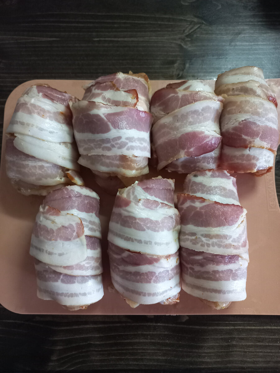 Куриные рулетики в беконе с творожным сыром. 