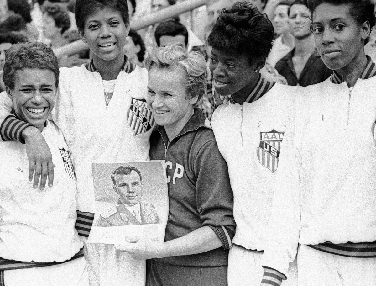 Спорт 60 ссср. Вера Самуиловна Крепкина. Вера Крепкина Олимпийская чемпионка. Вера Крепкина легкая атлетика. Олимпийскими чемпионами стали: Вера Крепкина Тамара и Ирина пресс.