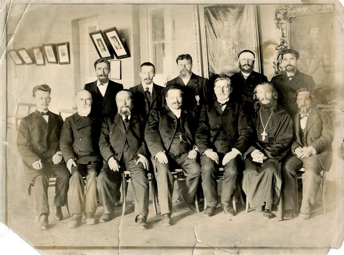 Преподаватели и служащие ремесленного училища графа В.В. Орлова-Давыдова. Огонь-Догановский крайний справа в нижнем ряду, ГАУО