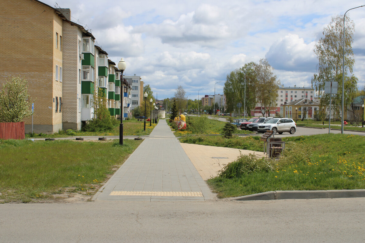 Начинаем с тротуара, на котором в качестве украшения - инсталляция в виде матрешек.