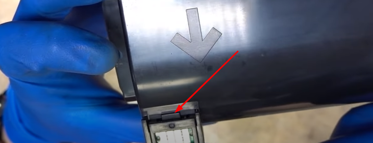 В этом месте нужно поддеть каретку для извлечения чипа