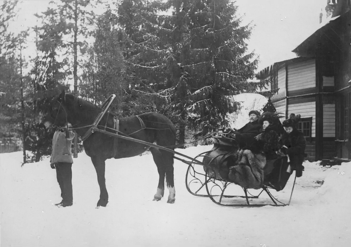 Репин с семьей в санях у своей усадьбы, 1910-1916.