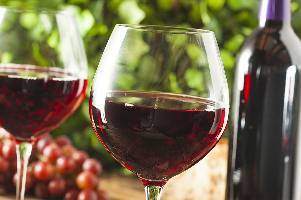 Вино «Пиросмани» – не такое терпкое, как «Саперави», при этом обладает крепким, глубоким вкусом и ароматом.-2