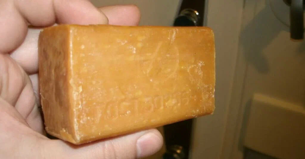 Из чего хозяйственное мыло из собак. Хозяйственное мыло. Хоз мыло. Кусок хоз мыла. Кусок хозяйственного мыла