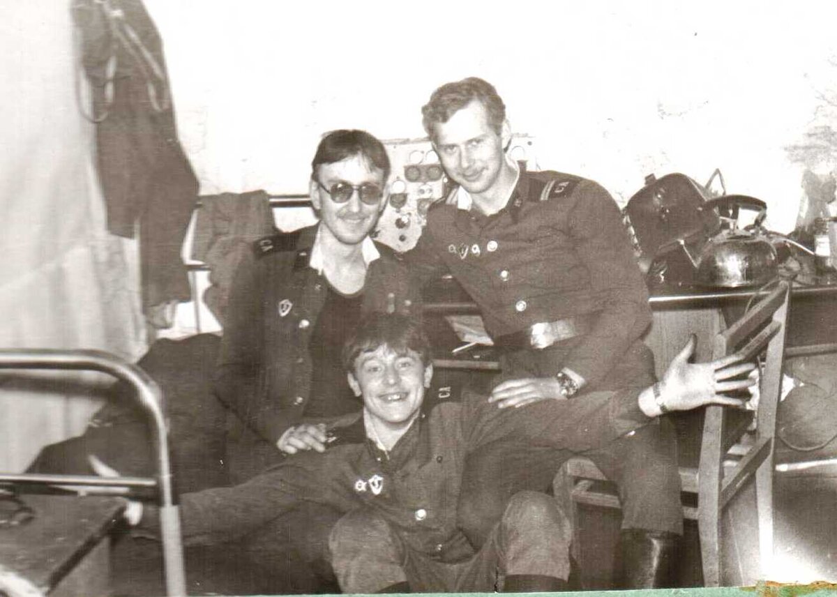 Водила дежурного УАЗа(в нижнем ряду). "Долго" продержался, больше месяца.