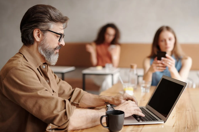 Дядька-копирайтер может и умный, но слишком старый, чтобы рвать зад ради карьеры) Источник: pexels