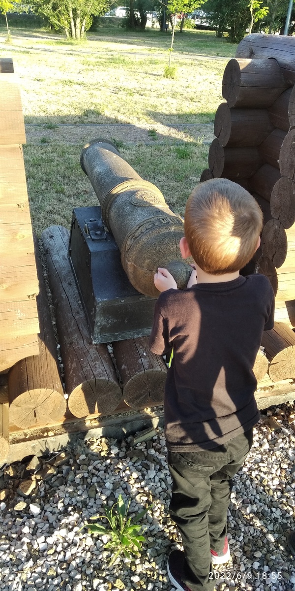 Вот такие пушки стоят на входе в парк.