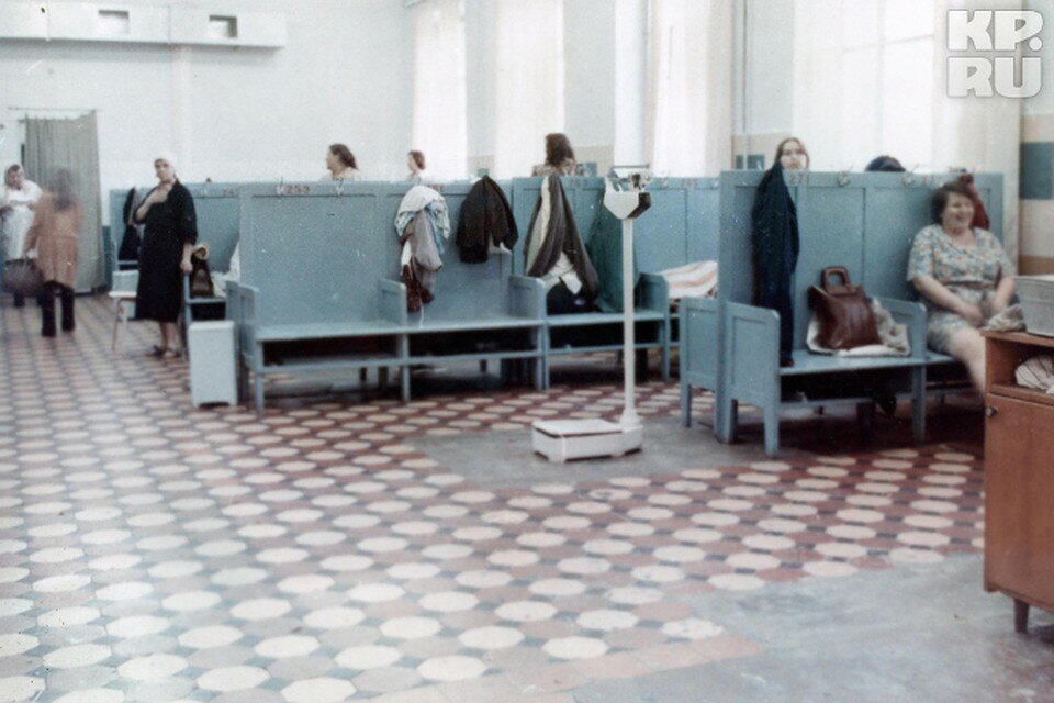 Примерно так выглядела раздевалка. Фото из открытых источников. 