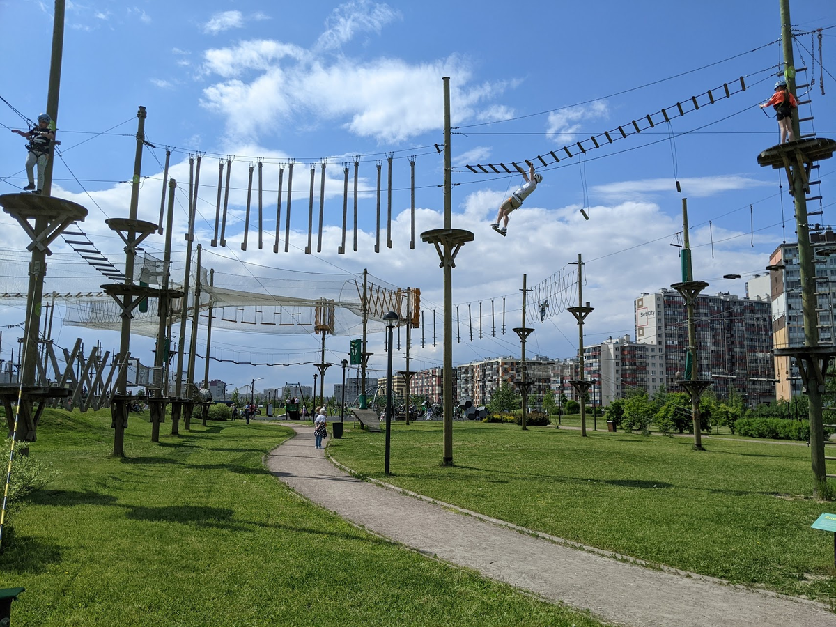 Одна часть города находится у КАД и гипермаркета МЕГА, который благоустроил парк. 