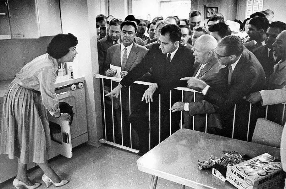 Кухонные дебаты" Хрущева и Никсона. Посмотрите - здесь и Леонид ильич Брежнев