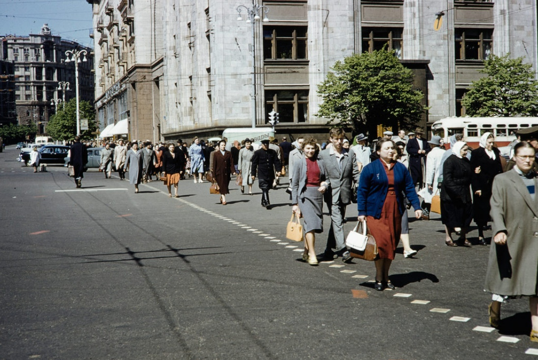 Старая москва зима 1973. Харрисон форман в москве. Харрисон форман в москве 1959 года. Кропоткинская площадь в 1959 году. Кристиан диор в москве 1959.