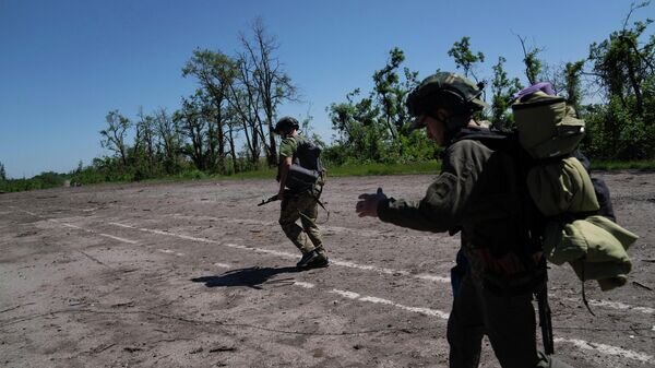    Украинские военнослужащие© AP Photo / Evgeniy Maloletka