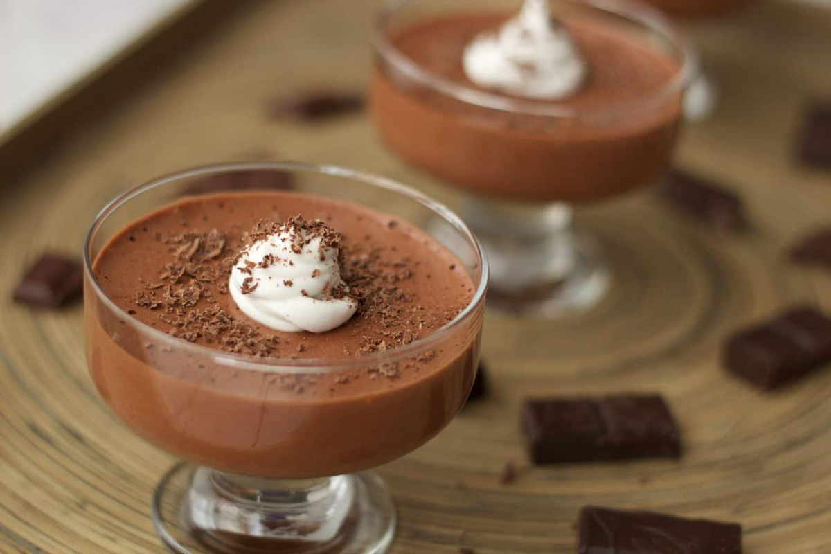 Молочно шоколадный десерт в стакане