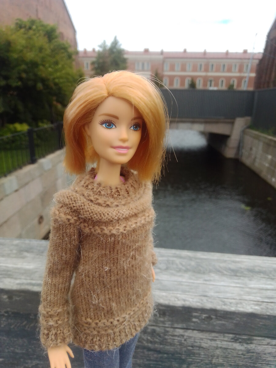 Даже летом в Питере свитер бывает нелишним)