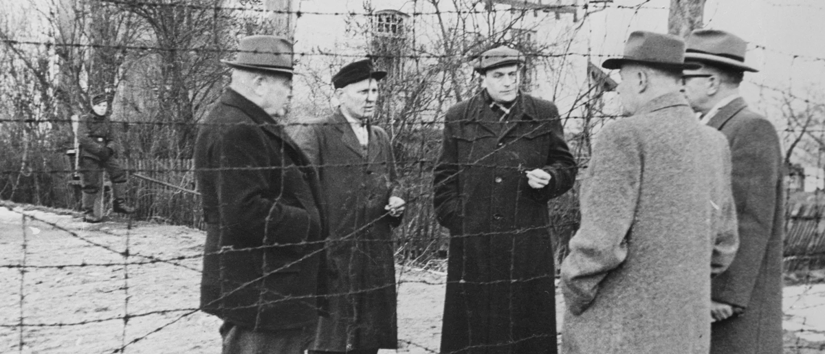 Между ними баррикада из колючей проволоки, официальные лица Западной Германии беседуют с официальными лицами Восточной Германии. ( Фото: Архив Беттманна/Getty Images)