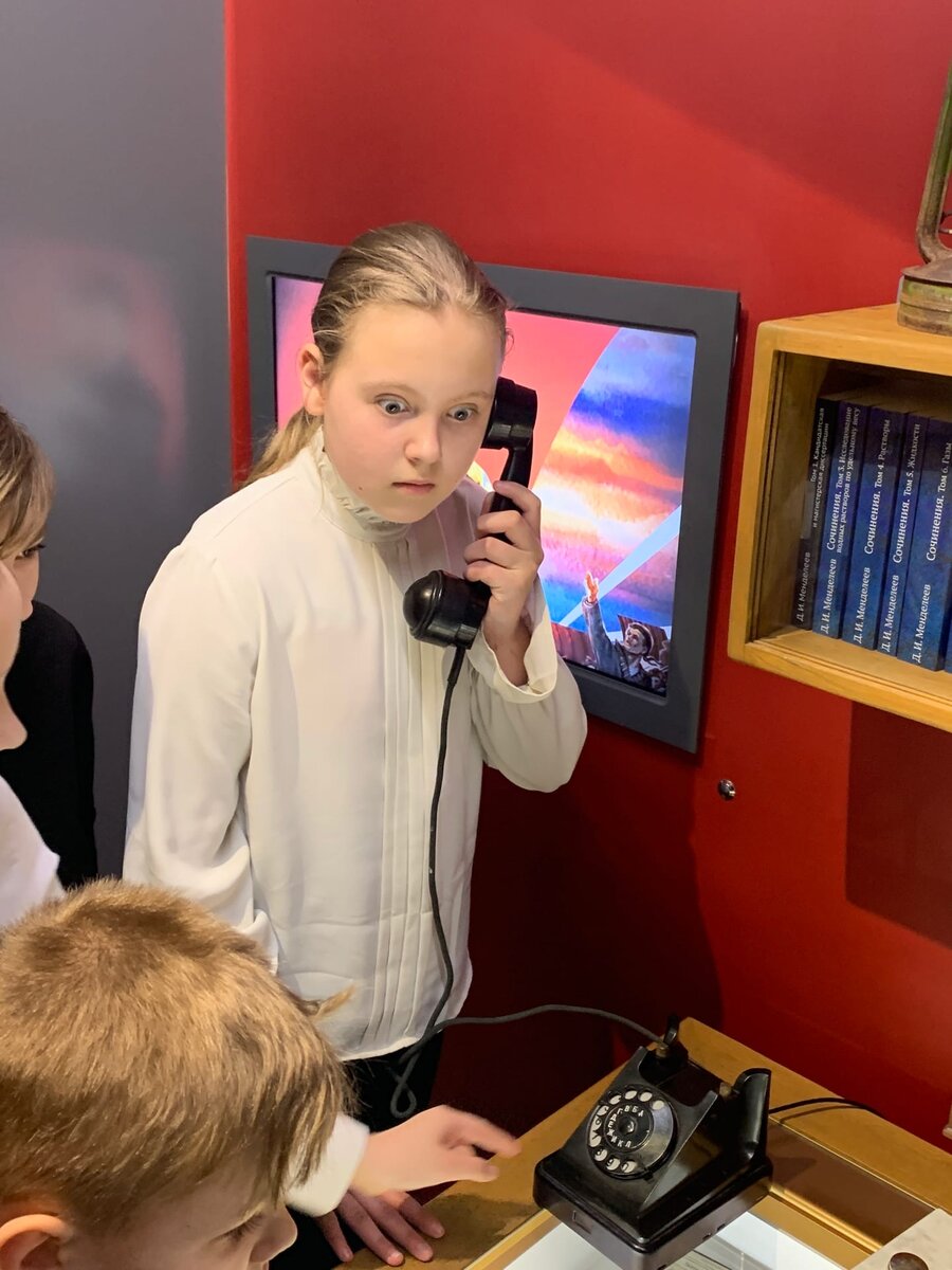 Когда думаешь, что это нерабочий аппарат, а оттуда неожиданно звучит голос... Фото из архива ИВЦ АО «Пигмент»